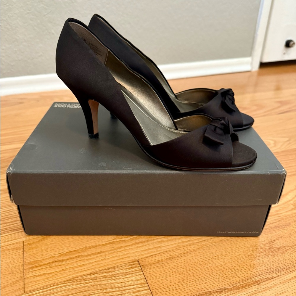 Kenneth Cole Reaction, Elegant Black Peep-Toe Bow Heels, Black satin, size 8